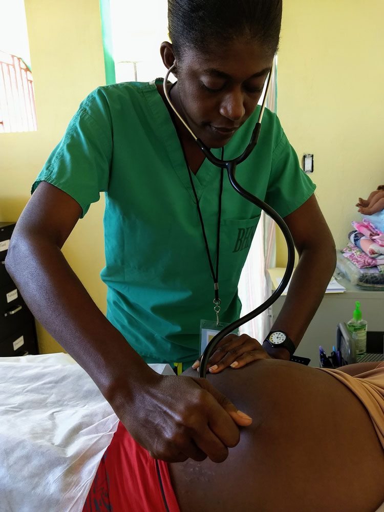 Kenia, RN midwife