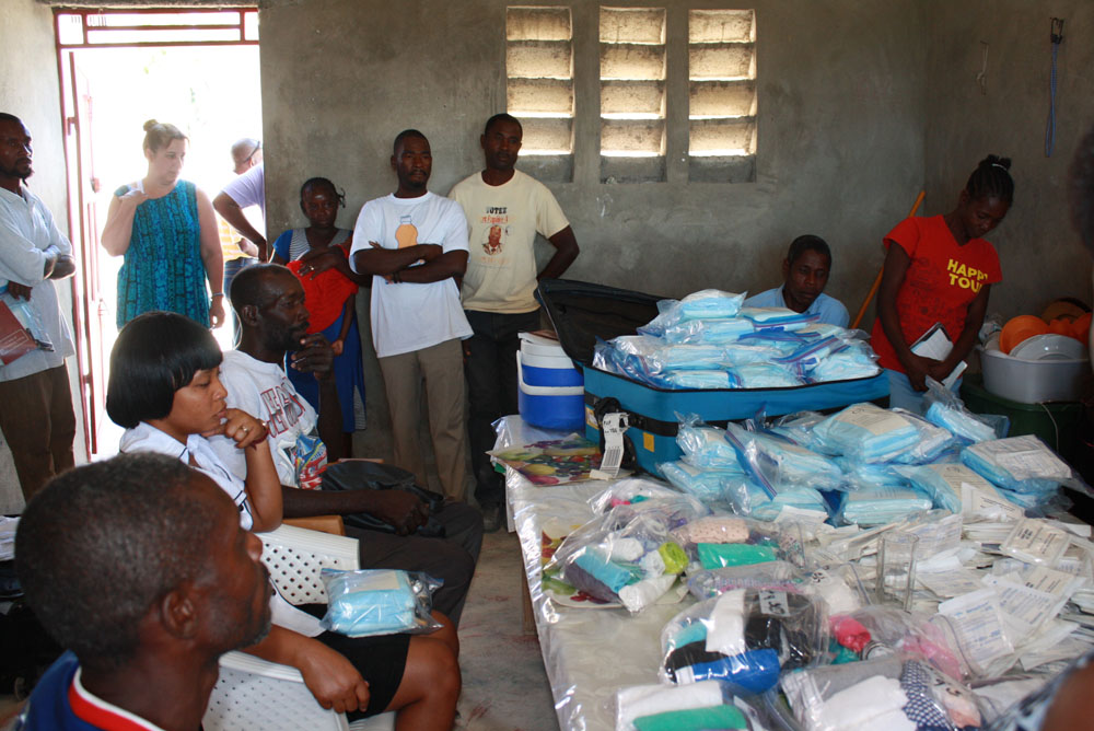 Matrons receiving sterile birthing kits